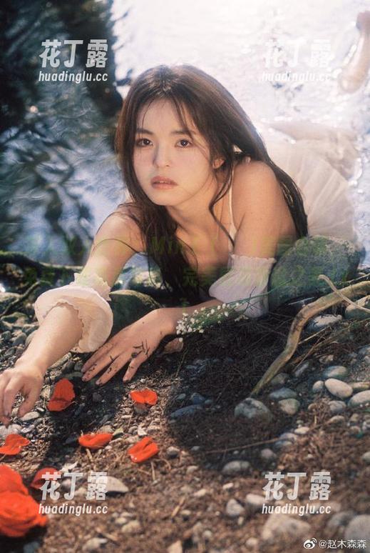 深入双人世界：Min.E (민이)美图合辑，免费下载高清写真，完美展现静谧之美.txt